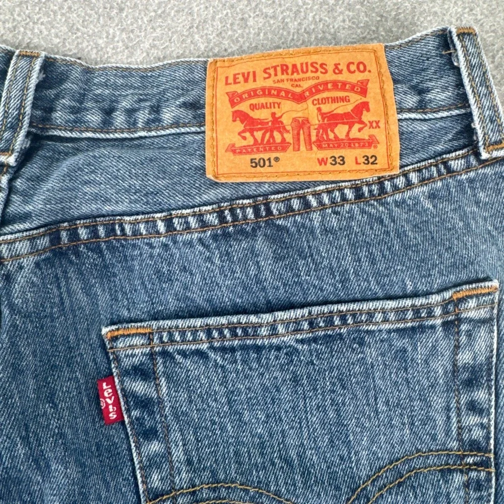 Levi's Jeans Mens 33x32 Blue 501 Original Straight Leg Button Fly Denim